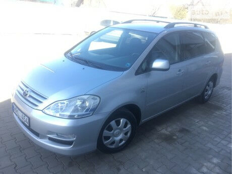 Toyota Avensis Verso 2005 року