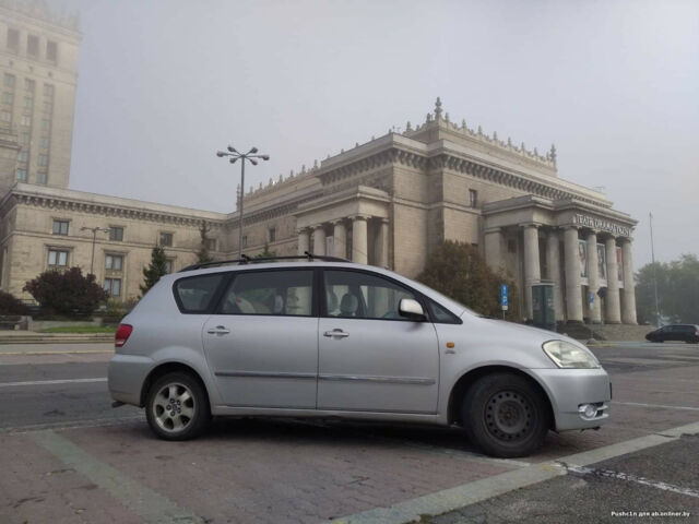 Toyota Avensis Verso 2003 року