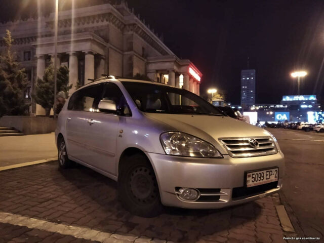 Toyota Avensis Verso 2003 года