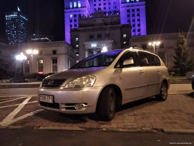 Toyota Avensis Verso 2003 року