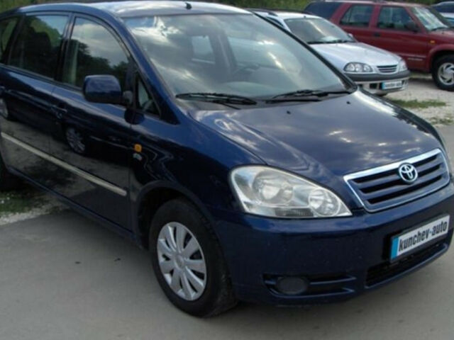 Toyota Avensis Verso 2003 року