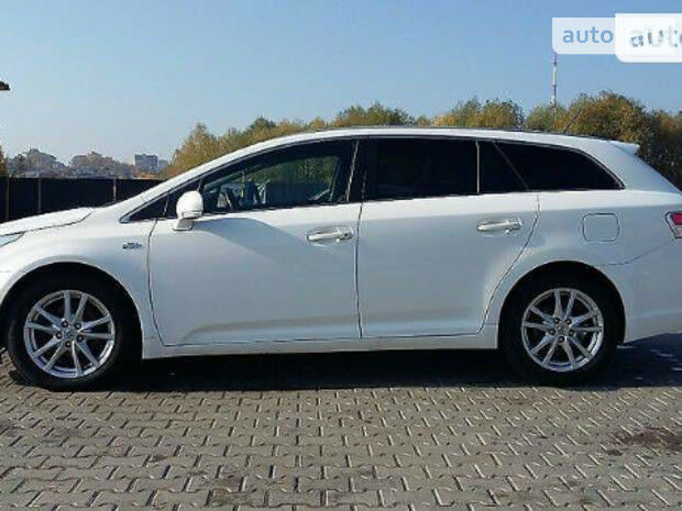 Toyota Avensis 2011 года