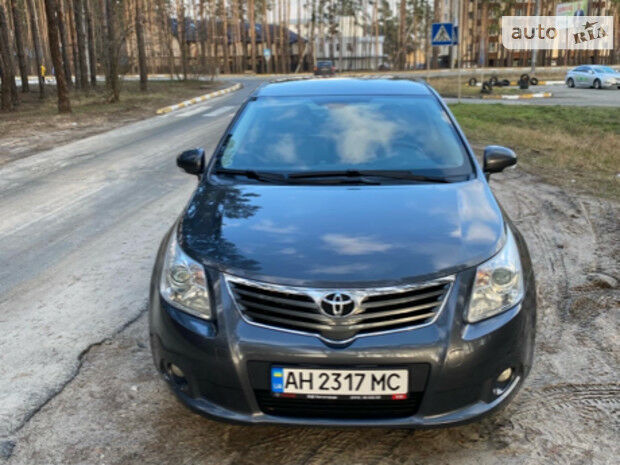 Toyota Avensis 2011 року