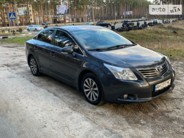 Toyota Avensis 2011 року