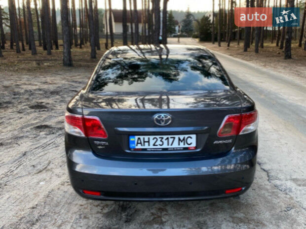 Toyota Avensis 2011 года