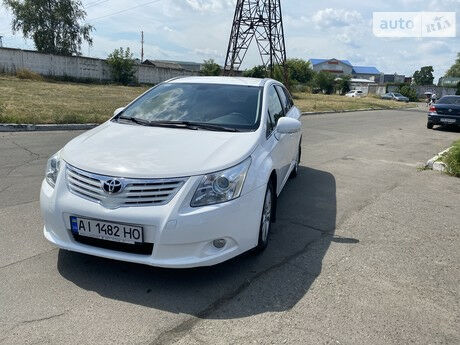 Toyota Avensis 2011 года