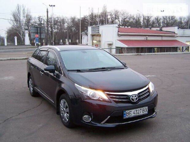 Toyota Avensis 2012 року