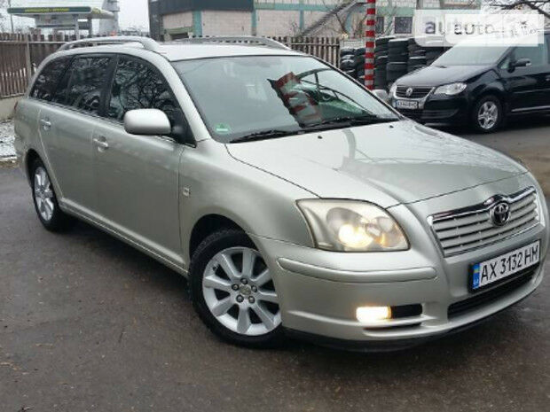 Toyota Avensis 2004 року