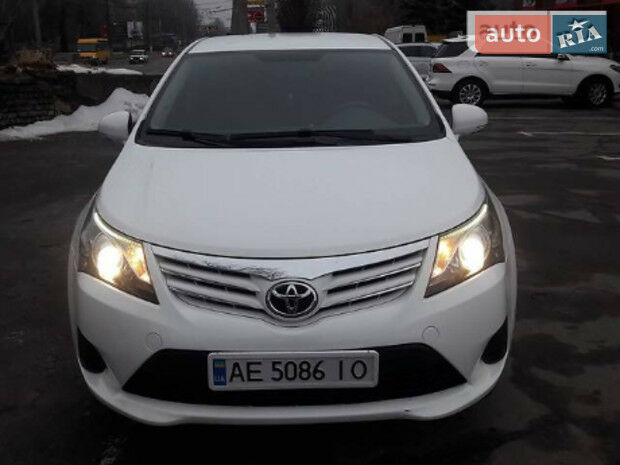 Toyota Avensis 2013 года