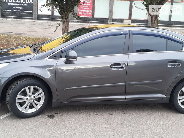 Toyota Avensis 2011 года