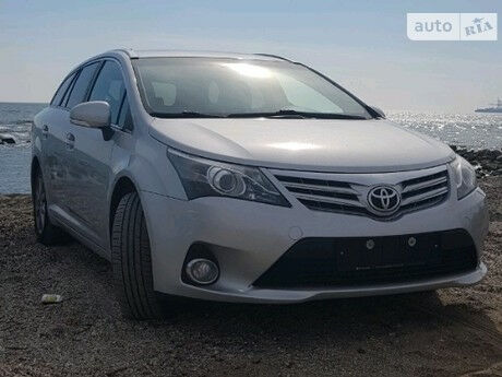 Toyota Avensis 2012 року