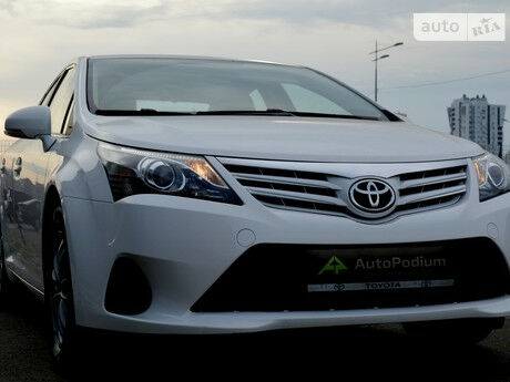 Toyota Avensis 2012 года