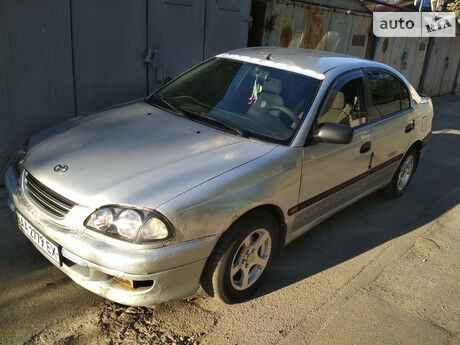 Тойота Авенсис 1998 року Toyota Avensis 1998 року