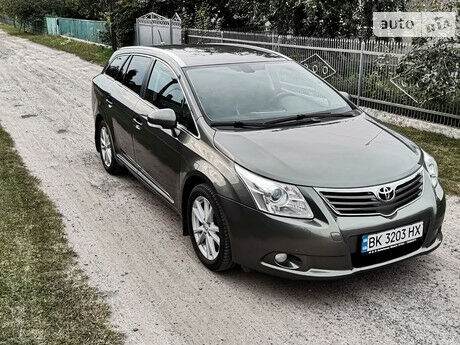 Toyota Avensis 2010 года