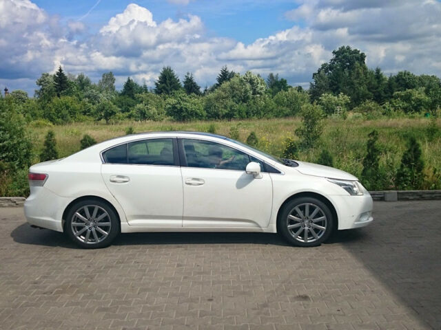 Toyota Avensis 2010 року