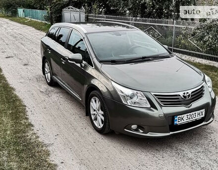 Toyota Avensis 2010 року