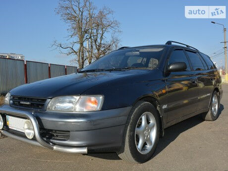 Тойота Калдина 1995 року Toyota Caldina 1995 року