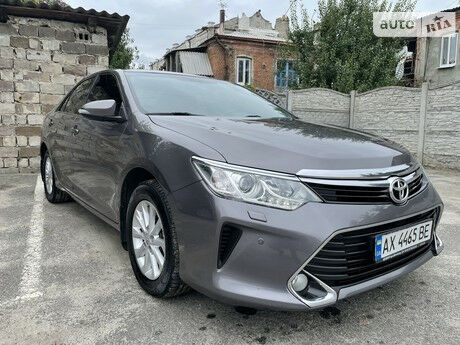 Toyota Camry 2016 року