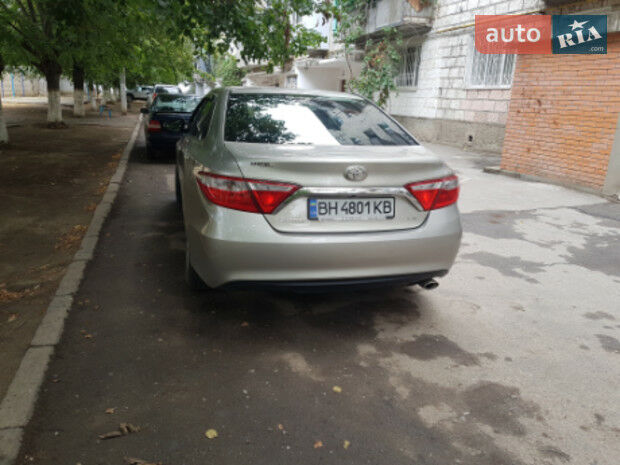 Toyota Camry 2015 року