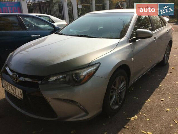 Toyota Camry 2016 року