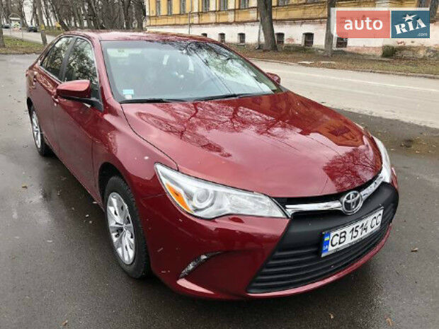 Toyota Camry 2015 року