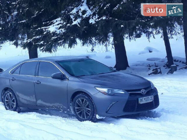 Toyota Camry 2015 року