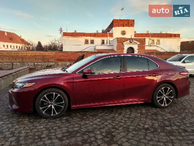 Toyota Camry 2018 года