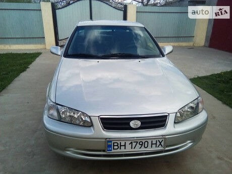 Toyota Camry 2000 года