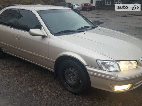 Toyota Camry 2000 года