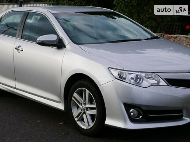 Toyota Camry 2013 года