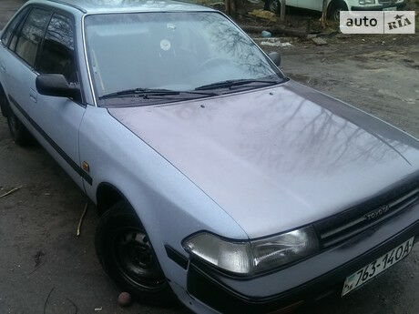 Тойота Карина 1988 року Toyota Carina 1988 року