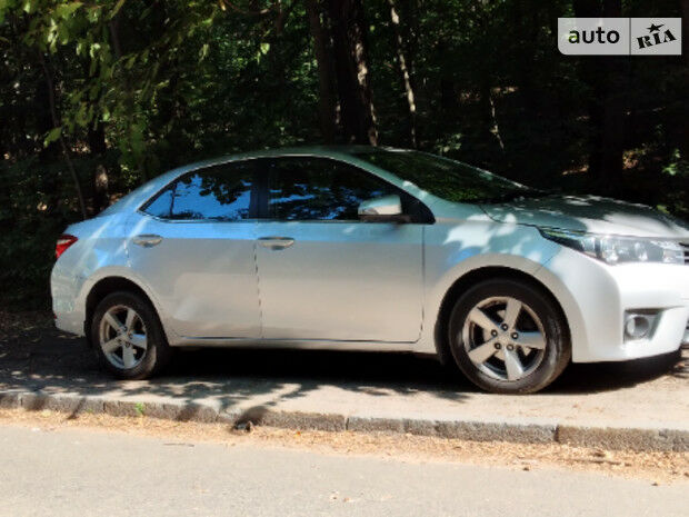 Тойота Королла 2013 року Toyota Corolla 2013 року