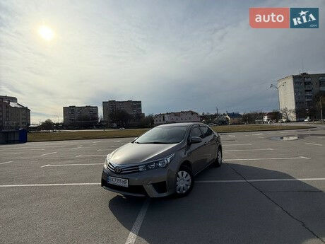 Тойота Королла 2013 року Toyota Corolla 2013 року