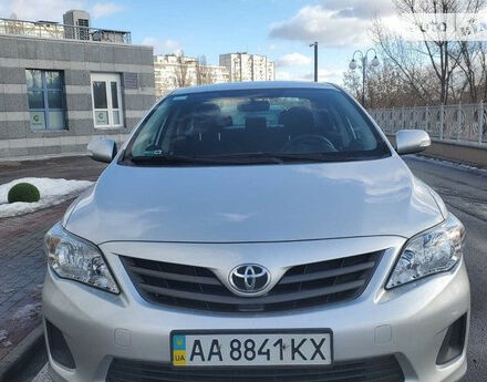 Фото на отзыв с оценкой 4.4 о Toyota Corolla 2011 году выпуска от автора "Артем" с текстом: Дуже надійне, легке в керуванні, вміру комфортне та економне авто. Було в мене 9 років, їздив спо...