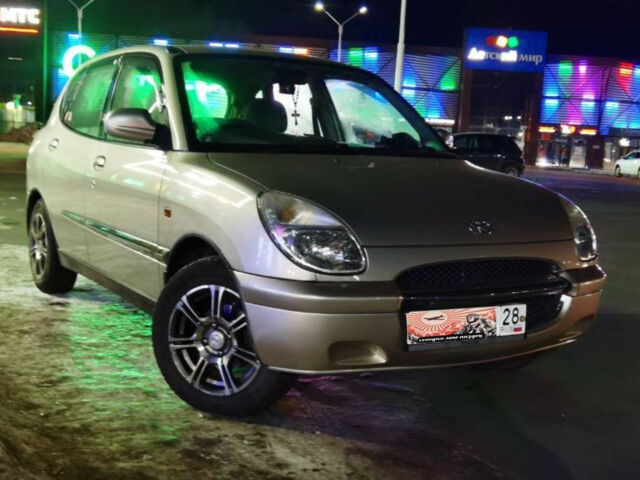 Toyota Duet 2000 року