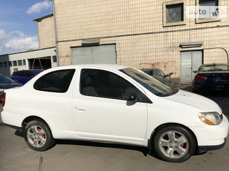 Тойота Эхо 2000 года Toyota Echo 2000 года