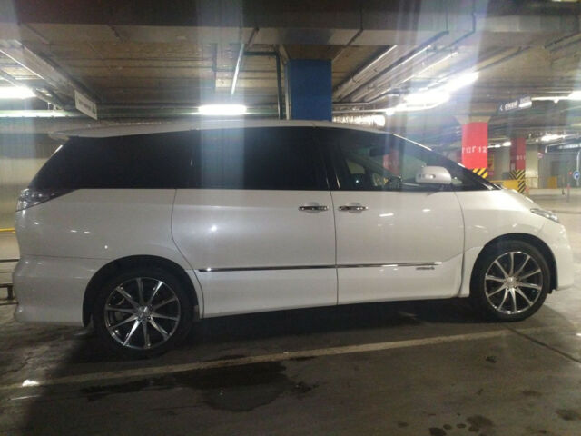 Toyota Estima 2009 года