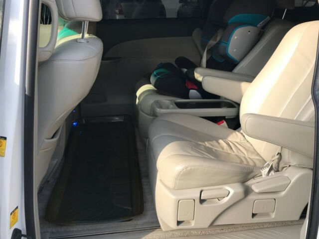 Toyota Estima 2009 года
