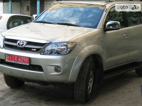 Тойота Фортунер 2008 року Toyota Fortuner 2008 року
