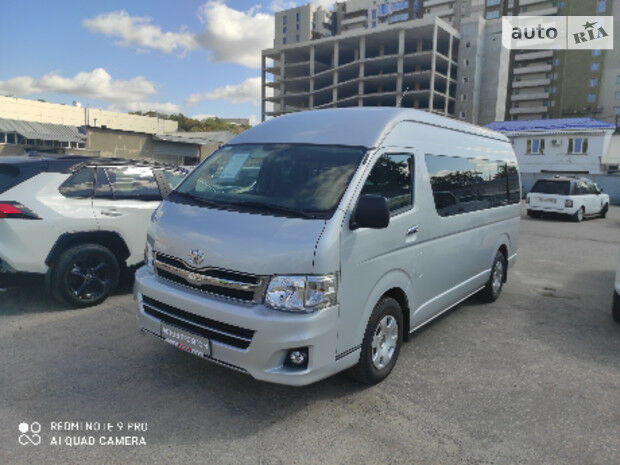 Toyota Hiace пасс. 2011 року