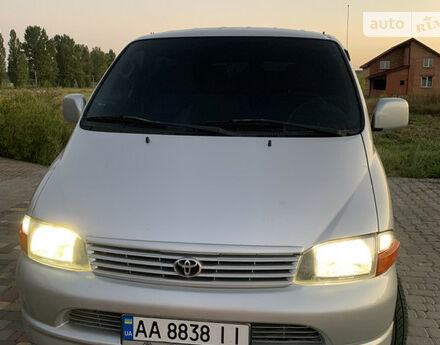 Toyota Hiace пасс. 2005 року