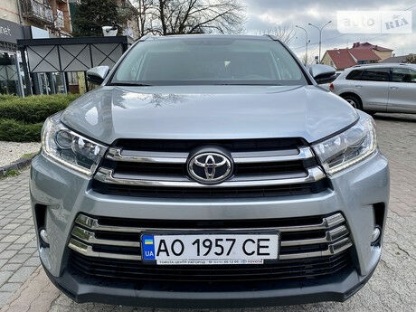 Тойота Хайлендер 2018 года Toyota Highlander 2018 года