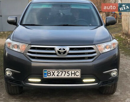 Фото на отзыв с оценкой 4.8 о Toyota Highlander 2013 году выпуска от автора "Олег" с текстом: Читаю отзывы и поражаюсь...Шумоизоляция отличная! Ходовые качества на высоте, машина не раскачива...