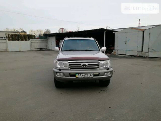 Toyota Land Cruiser 100 2004 года