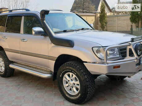 Тойота Ленд Крузер 105 2004 року Toyota Land Cruiser 105 2004 року