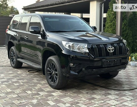 Фото на отзыв с оценкой 4.4 о Toyota Land Cruiser Prado 2023 году выпуска от автора "Makc" с текстом: Взял в простой комплектации - тканевий салон, 17 диски, потому что искал именно машину которая бу...