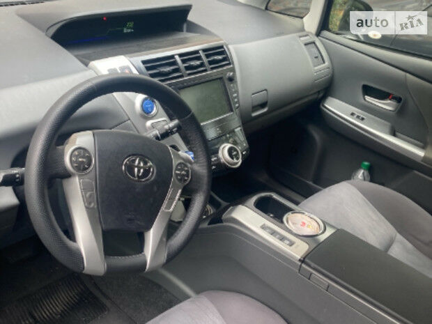 Toyota Prius Plus 2012 года