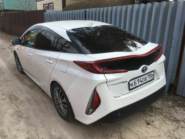 Toyota Prius Prime 2016 року