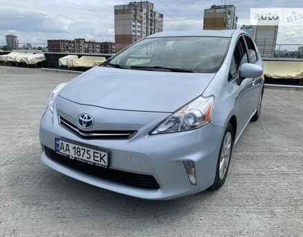 Toyota Prius v 2012 года