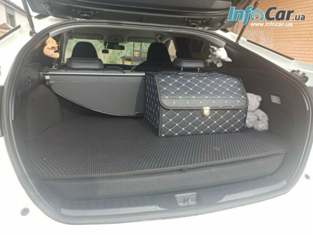 Toyota Prius 2017 года
